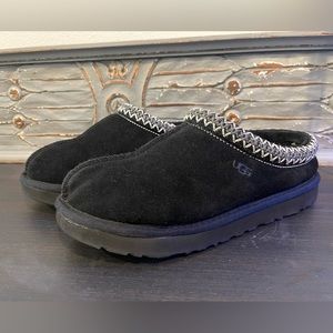 UGG Tasman Slipper in black. Womens size 8.